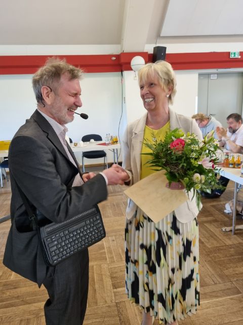 Verleihung der Ehrenmitgliedschaft durch den Vorsitzenden auf der Mitgliederversammlung 2023 an Renate von Leszcynski aus Neumünster