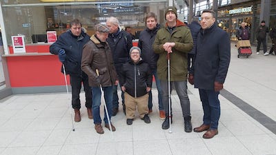 Gruppenfoto am Infopoint im Kieler Bahnhof