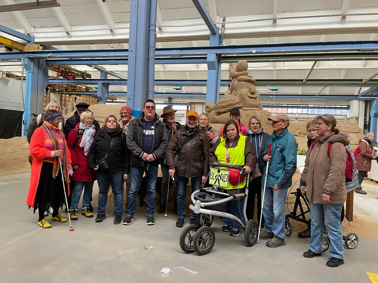 Besuchergruppe bei der Sandskulpturenausstellung in Travemünde