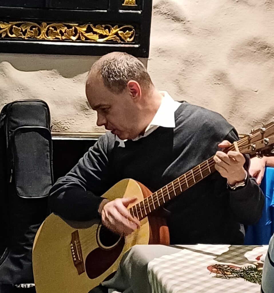 Raphi-Hachmann-spielt-Gitarre-scaled