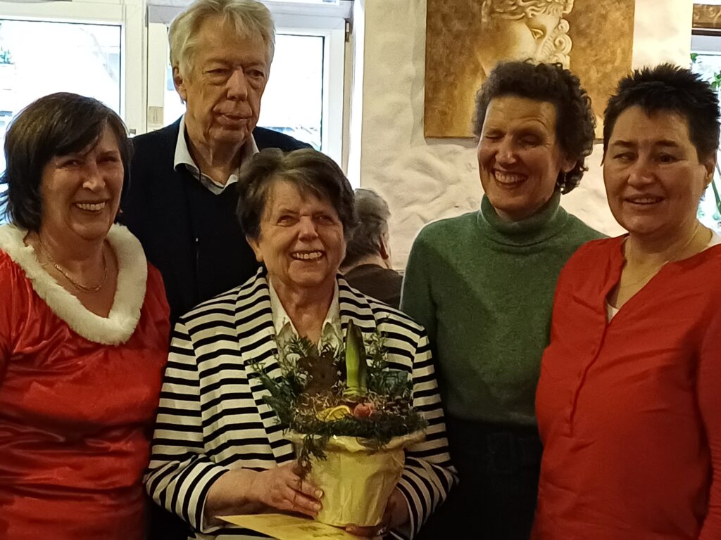 Leitungsteam mit Jubilarin von links: Petra Heine, Dr. Ernst-Dieter Rossmann, Jubilarin Hertha Krohn, Giuseppina Dolle, Alexandra Ohm
