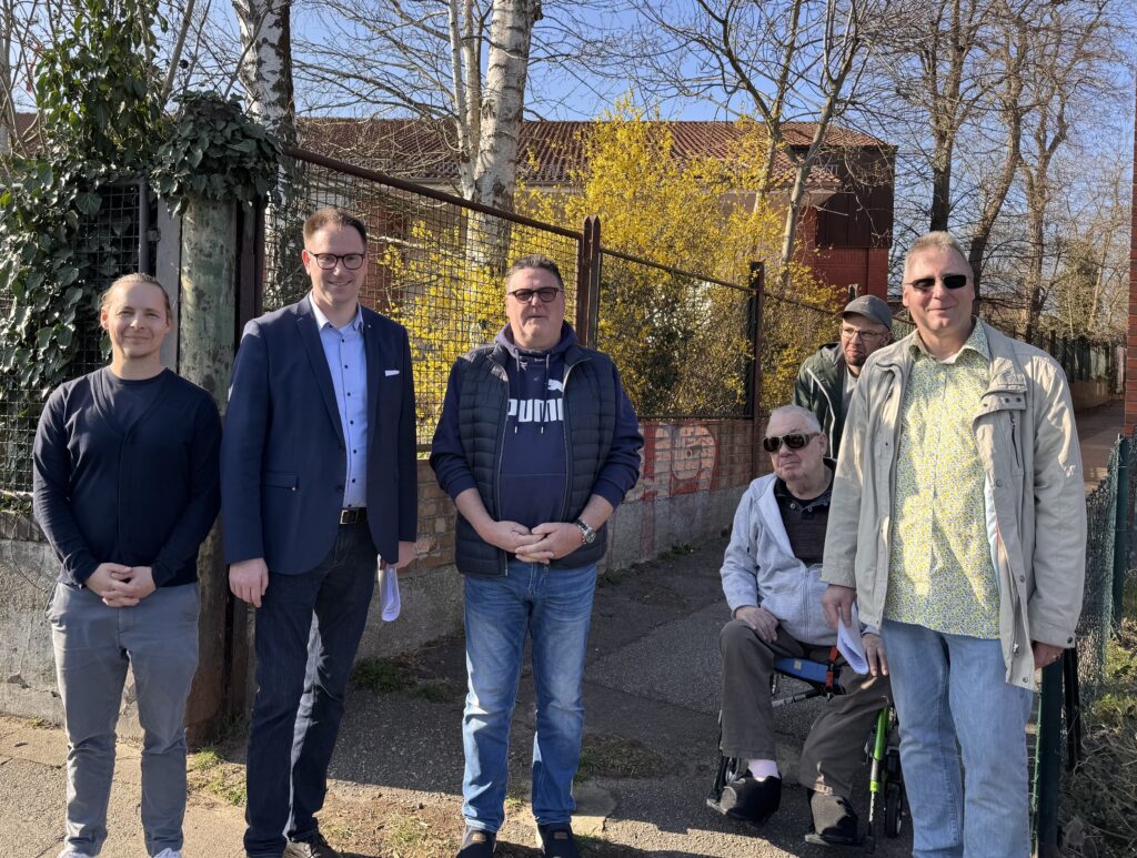Foto v.r.n.l.: Marcus Heitefuß/Polizist und Teil der „Vorwerker Runde“, Heinz Röhl begleitet von Stefan Wehrenberg/HaTT, Norbert Stolte, Bürgermeister Jan Lindenau, Martin Galeano)