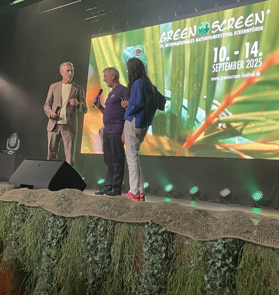 Auf der Bühne: Dirk Steffen, Festivalleiter, Dr. Jürgen Trinkus, Vorsitzender des BSVSH, und Michael Packschies, Vorsitzender im Förderverein GreenScreen