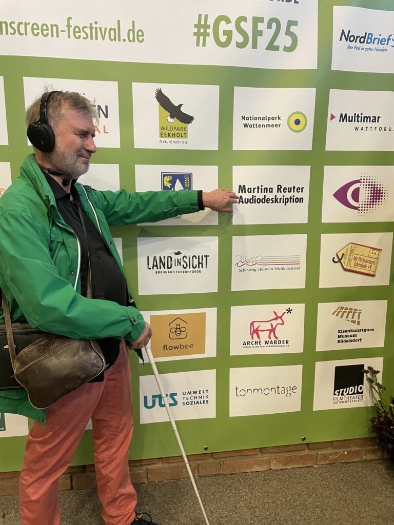 Dr. Trinkus vor dem Sponsorenposter