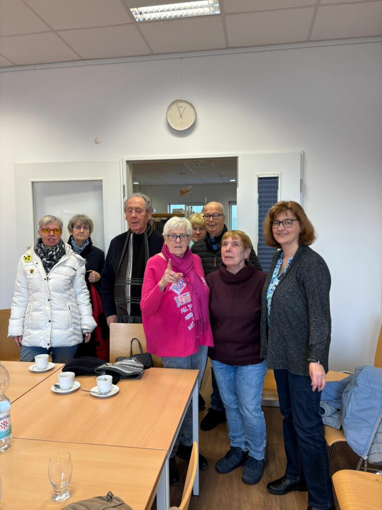 8 Teilnehmende; die Dame im rosa Pullover zeigt zur Kamera "jetzt
kann's losgehen!", rechts die Initiatorinnen des Treffens, Carmen Nowald und Kerstin Tomkowitz