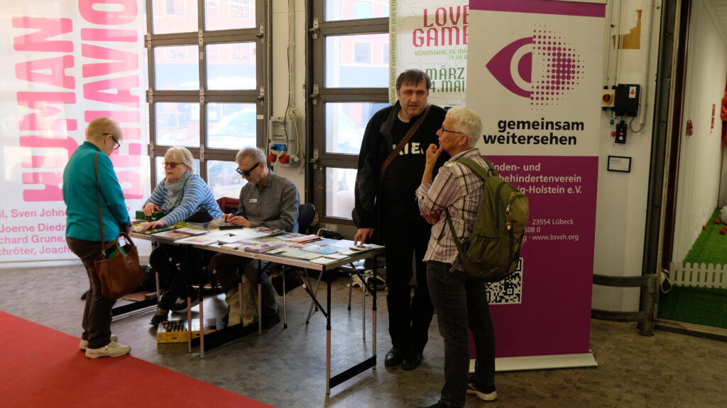 Petra Drodofsky, Jürgen Trinkus und Nils Luithardt informieren Besucher am Infostand