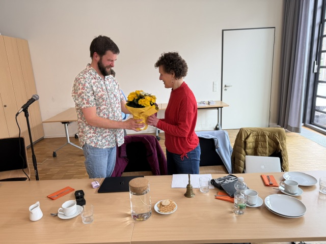 Ehrung von Giuseppina Dolle (rechts), erhält Blume von Jordan Smith (links)