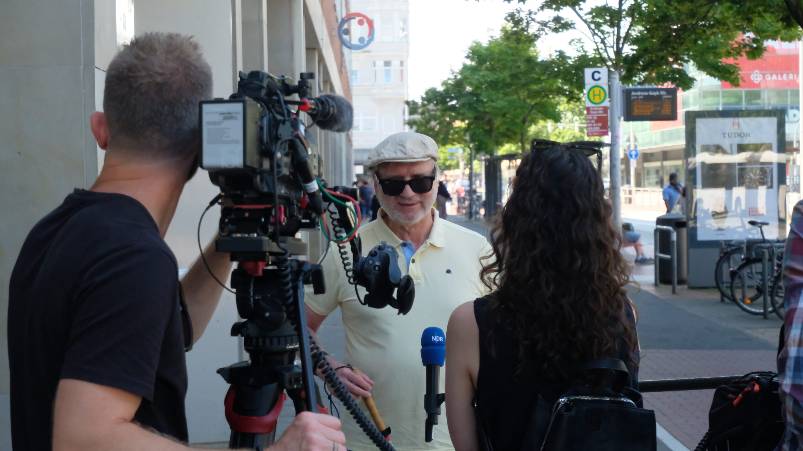 Ein Kamerateam des NDR interviewt BSVSH Vorstandsvorsitz Jürgen Trinkus zu Elektrorollern in Kiel