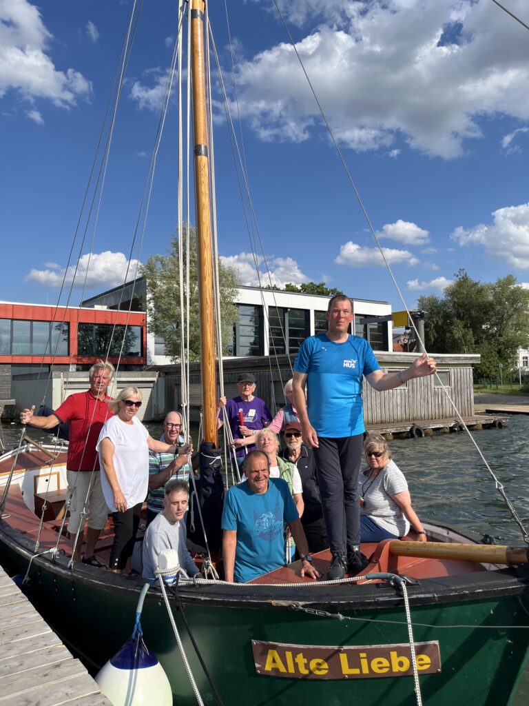 Die Crew auf dem Motorssegler "Alte Liebe"