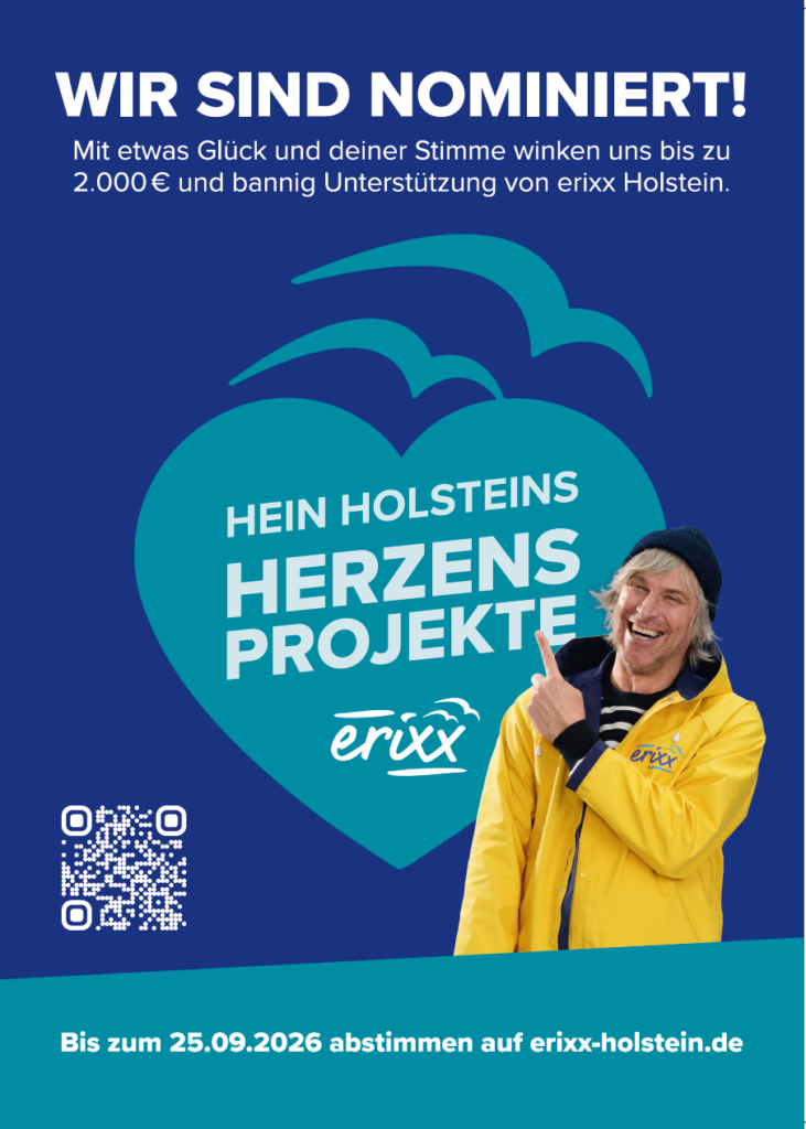 Plakat von erixx mit der Schrift: Wir sind nominiert! Mit etwas Glück und deiner Stimme winken uns bis zu 2000 € und bannig Unterstützung von erixx Holstein. Die Werbefigur Hein Holstein ist zu sehen, der auf den Schriftzug "Hein Holsteins Herzens Projekte" zeigt. Unten steht: Bis zum 25.09.2026 abstimmen auf erixx-holstein.de