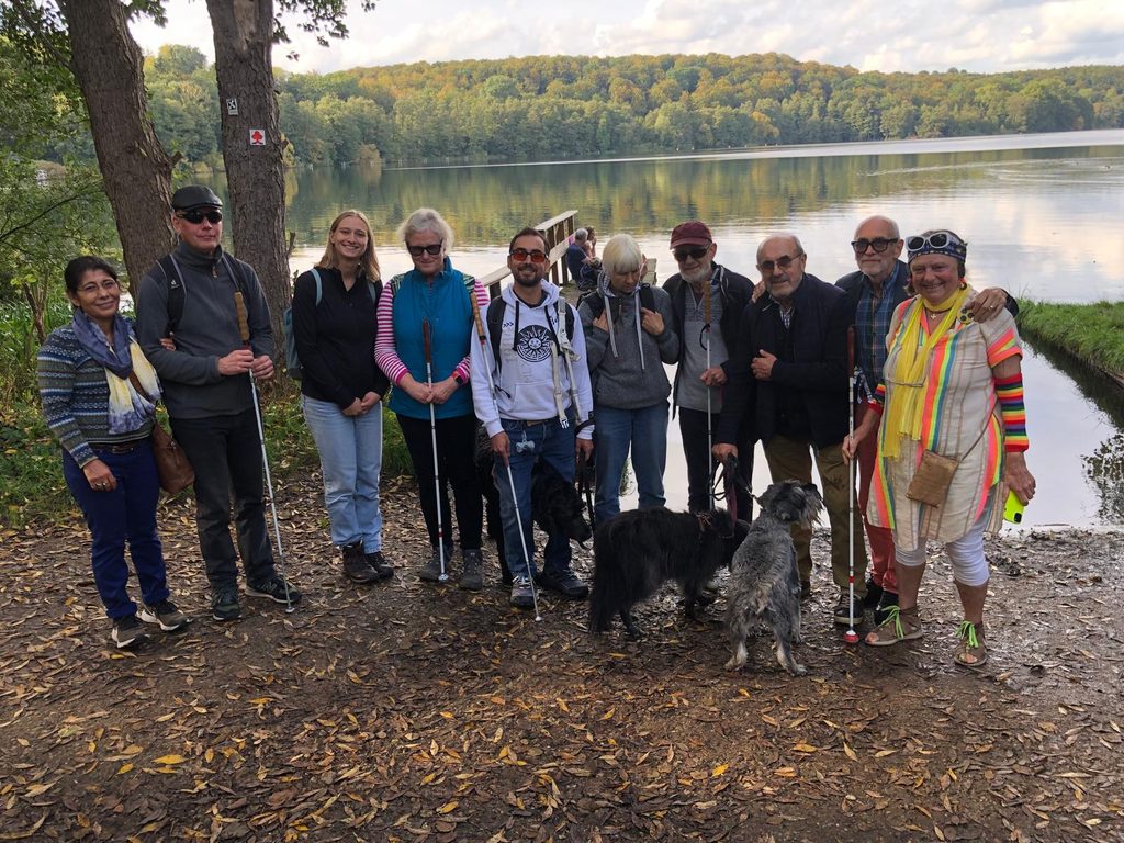 Gruppenfoto der Wandertruppe: Von links nach rechts, Bessy und Andreas , Sabeth und Anja ,Tanja und Karl mit Gloria, Patrick mit Führhund Caruso, Klaus und Heinrich mit Dorni, Talita